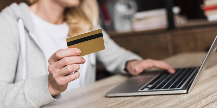 Uso consciente do cartão influencia diretamente o aumento de limite - Créditos: depositphotos.com / VitalikRadko