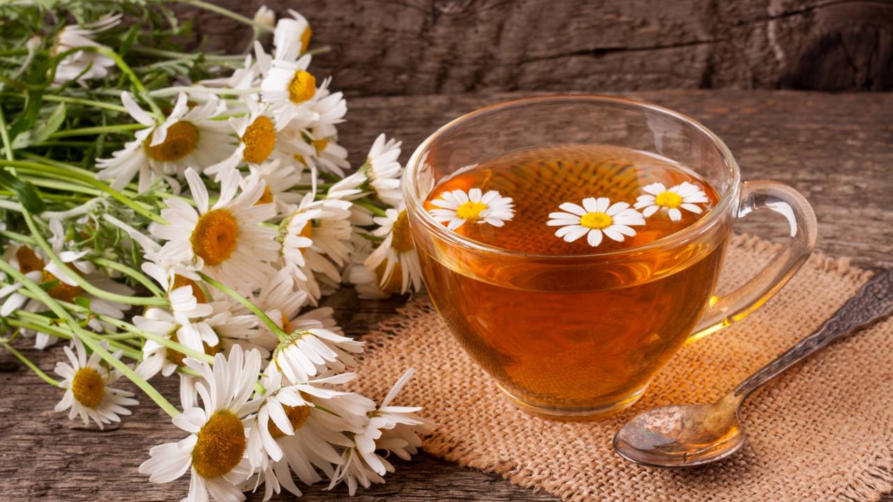 Chá de camomila gelado para olheiras
