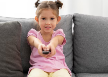 Programação sob controle - entenda como funciona a classificação etária indicativa. Foto: FreePik