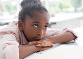 Não é ruim a criança se sentir entediada, segundo a psicologia