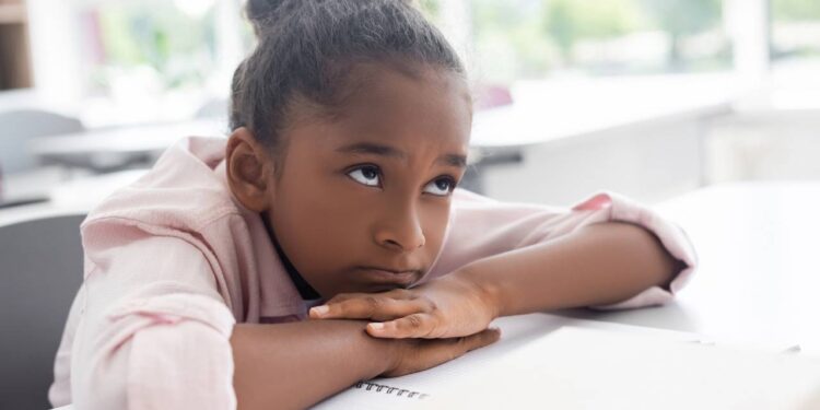 Não é ruim a criança se sentir entediada, segundo a psicologia
