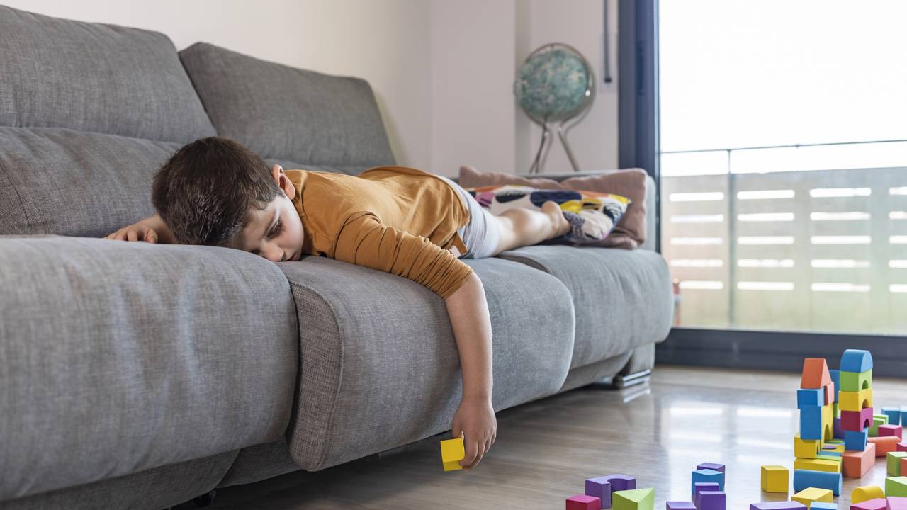 Não é ruim a criança se sentir entediada, segundo a psicologia