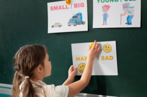 Entenda as diferenças entre os modelos e como cada formato influencia o desenvolvimento infantil. Foto: FreePik