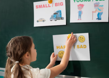 Entenda as diferenças entre os modelos e como cada formato influencia o desenvolvimento infantil. Foto: FreePik