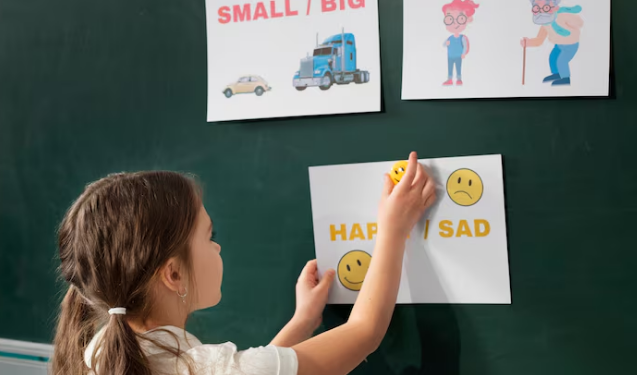 Entenda as diferenças entre os modelos e como cada formato influencia o desenvolvimento infantil. Foto: FreePik