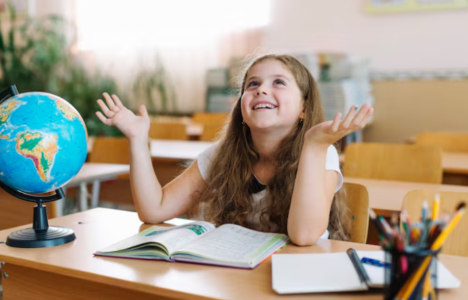 Entenda as diferenças entre os modelos e como cada formato influencia o desenvolvimento infantil. Foto: FreePik