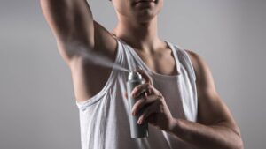 Como tirar manchas de desodorante de camisetas escuras