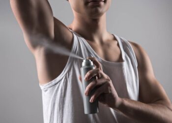 Como tirar manchas de desodorante de camisetas escuras