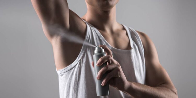 Como tirar manchas de desodorante de camisetas escuras