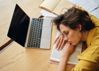 Sobrecarga digital que provoca tensão ocular e dores musculares. - Créditos: depositphotos.com / Garetsworkshop