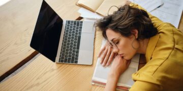 Sobrecarga digital que provoca tensão ocular e dores musculares. - Créditos: depositphotos.com / Garetsworkshop