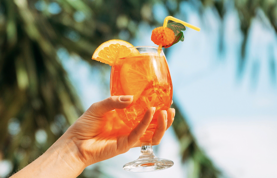 Drinks refrescantes para o verão: ideias fáceis para as festas de fim de ano. Foto: FreePik