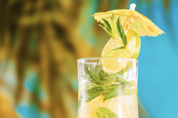 Drinks refrescantes para o verão: ideias fáceis para as festas de fim de ano. Foto: FreePik