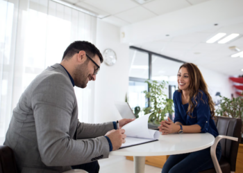 Aprenda a responder de maneira original as principais perguntas em um recrutamento. Foto: FreePik