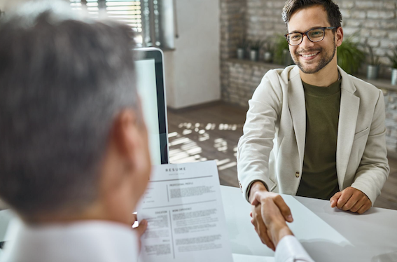 Aprenda a responder de maneira original as principais perguntas em um recrutamento. Foto: FreePik