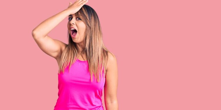 Combinações de roupas que endurecem o visual e passam sensação de desatualização - Créditos: depositphotos.com / Krakenimages.com