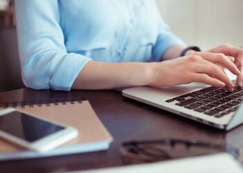 Como se prevenir do melasma causado pelas telas de escritório