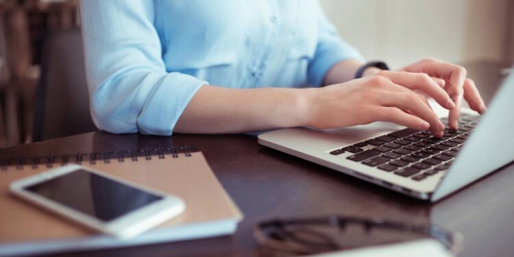 Como se prevenir do melasma causado pelas telas de escritório