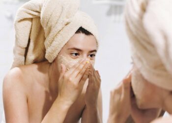 Como fazer esfoliação facial caseira com mel e açúcar