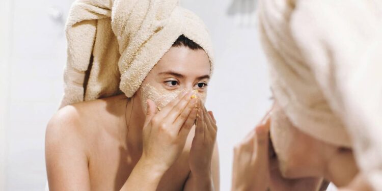 Como fazer esfoliação facial caseira com mel e açúcar