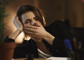 Como saber se você está acumulando exaustão no trabalho? Foto: FreePik