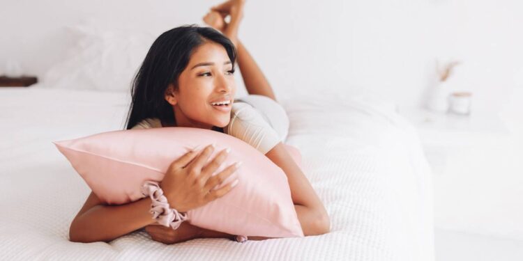 Você não imagina como a fronha de seda transforma sua pele e cabelo durante o sono