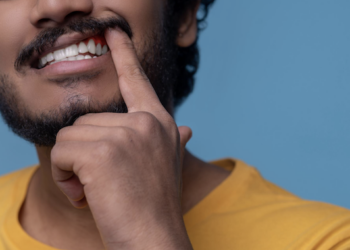 Sangramento na gengiva exige atenção imediata. Foto: FreePik