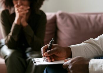 Ela não envolve truques nem controla sua mente: aplicada por profissionais capacitados, a técnica pode aliviar sintomas físicos e emocionais - Crédito: FreePik