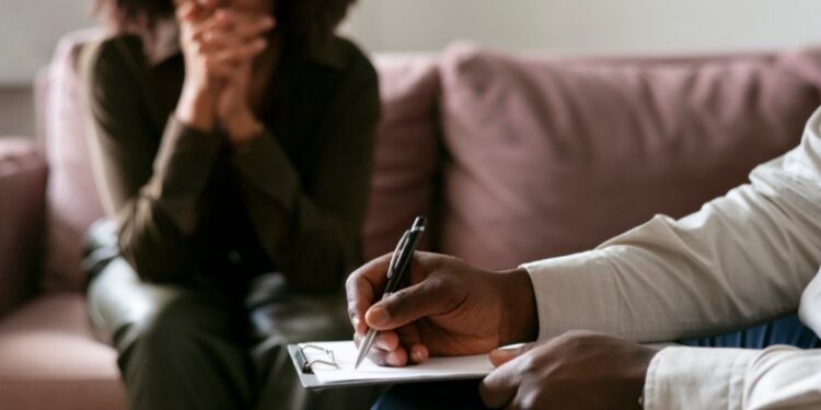 Ela não envolve truques nem controla sua mente: aplicada por profissionais capacitados, a técnica pode aliviar sintomas físicos e emocionais - Crédito: FreePik