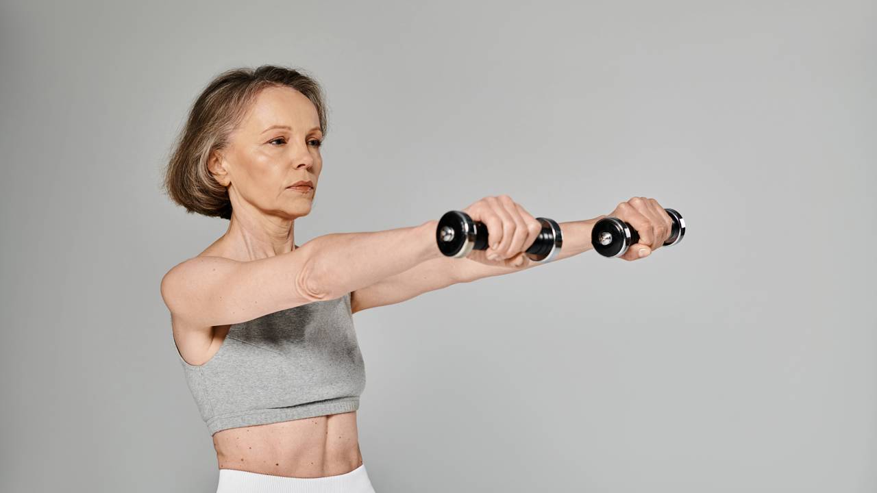 Passou dos 50 anos e perdeu força muscular? O motivo pode ser sarcopenia