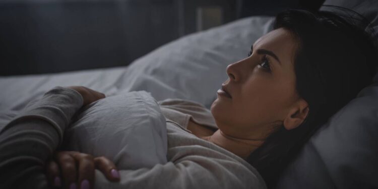 O que a falta de sono causa na pele após uma semana