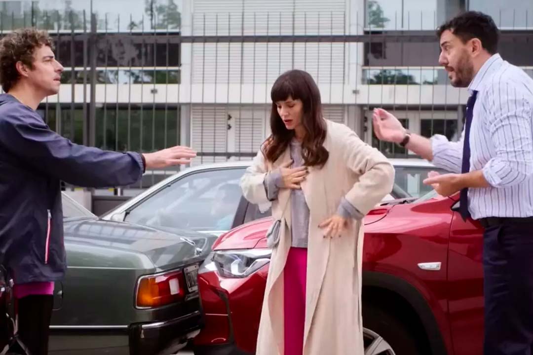 Com episódios de 30 minutos, esta série mostra que dá para se divertir com a inveja alheia