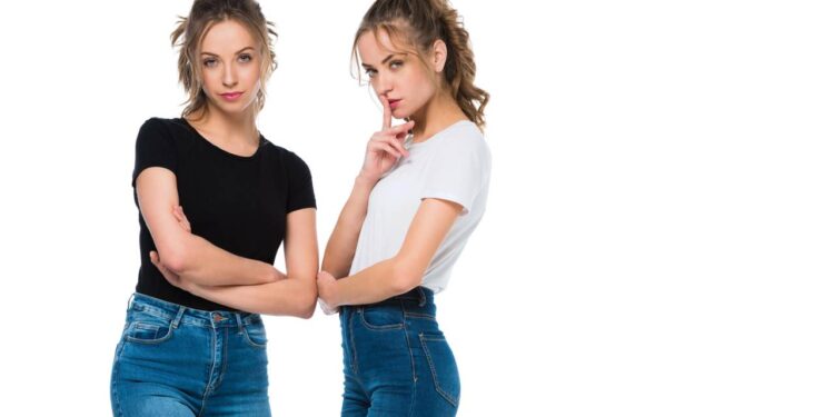 Jeans moderno que combina conforto, tendência e expressão pessoal. - Créditos: depositphotos.com / VitalikRadko