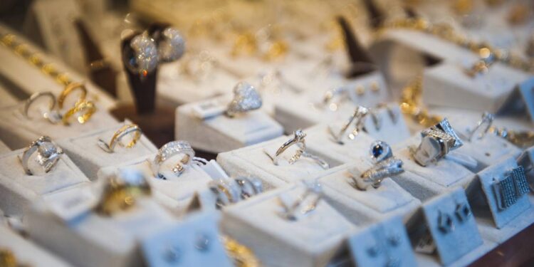 Como preservar joias de um jeito simples e funcional