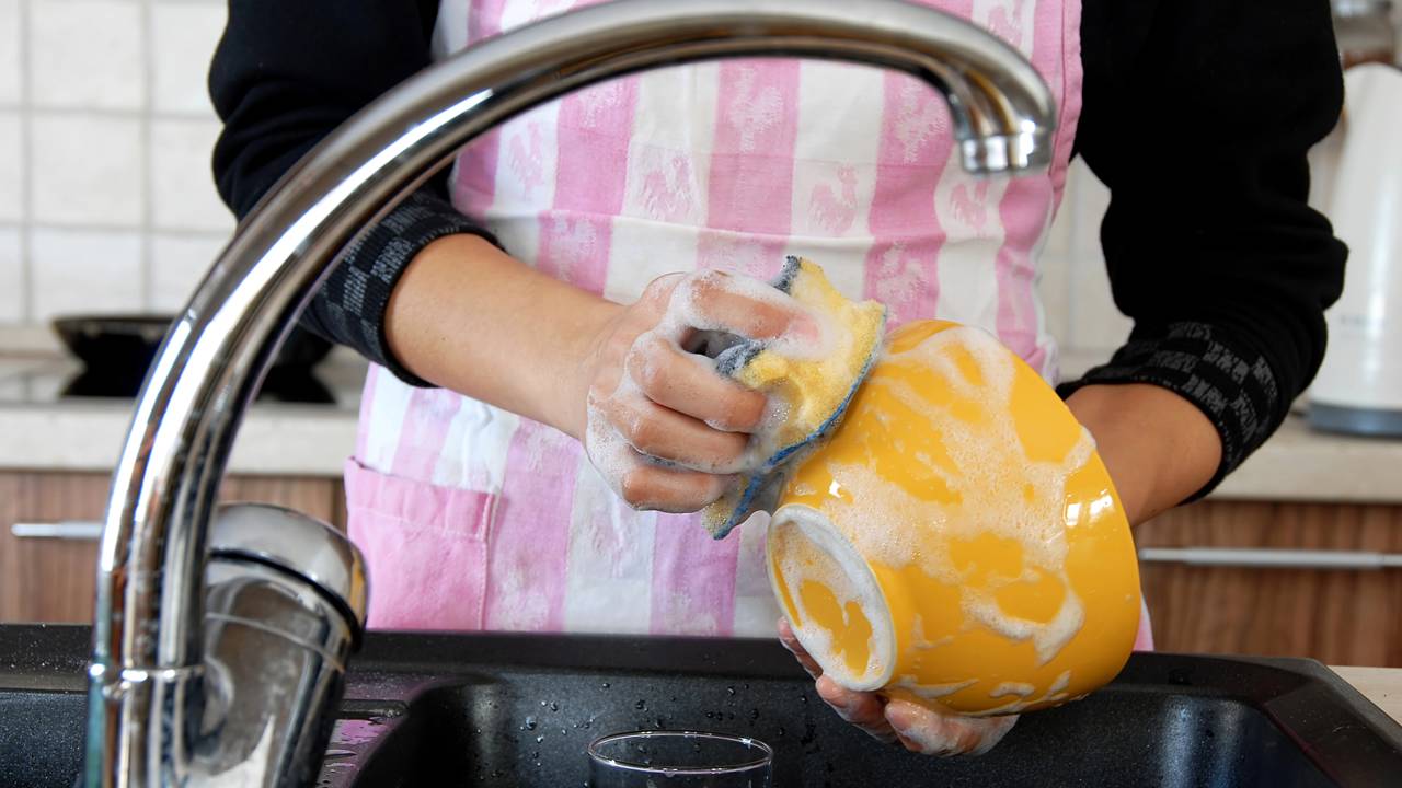 De quanto em quanto tempo se deve trocar a esponja de lavar louça