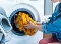Essas dicas na lavagem irão fazer suas roupas durarem muito mais