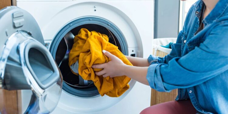 Essas dicas na lavagem irão fazer suas roupas durarem muito mais