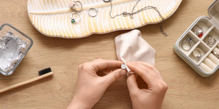 Como limpar suas joias sem danificá-las