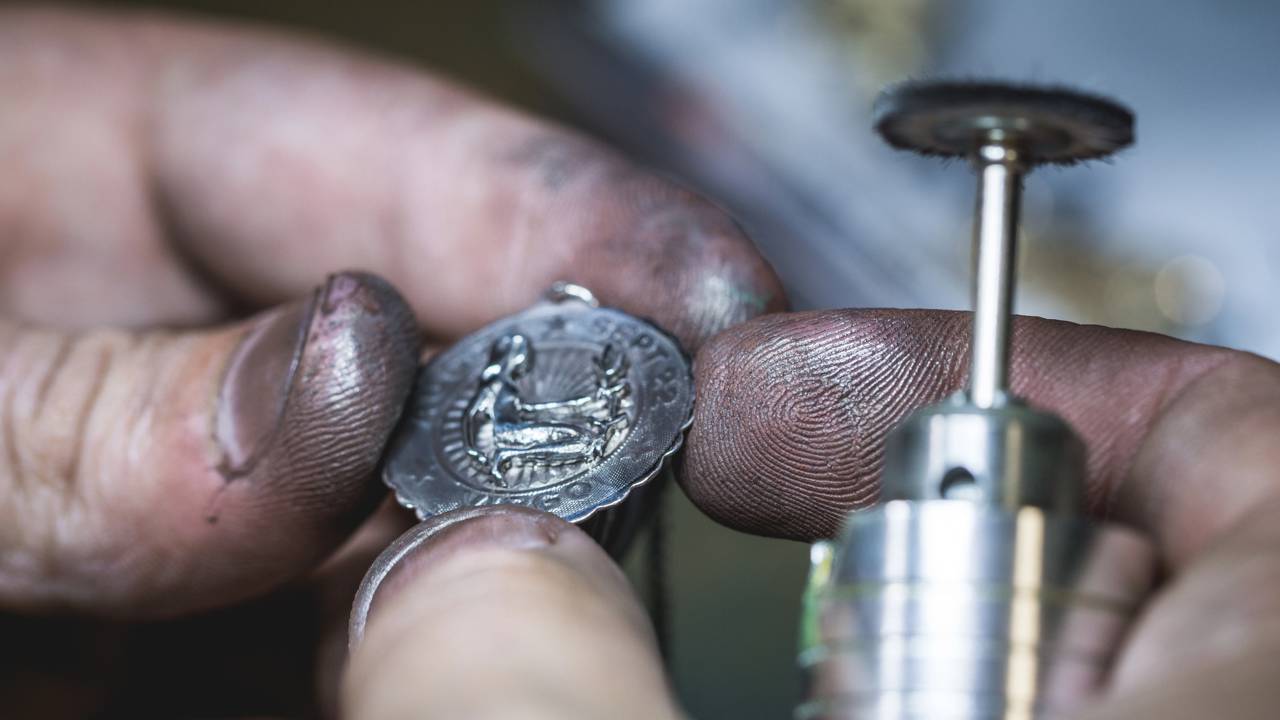 Como limpar suas joias sem danificá-las