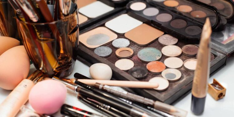 Dicas para organizar as maquiagens no quarto