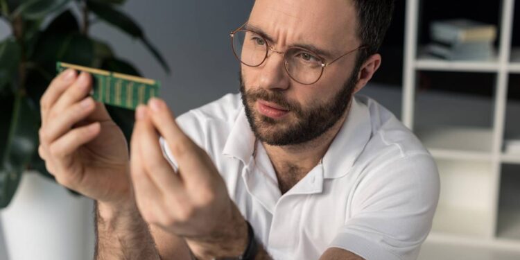 Capacidade de memória que influencia a fluidez do computador no uso diário - Créditos: depositphotos.com / AllaSerebrina