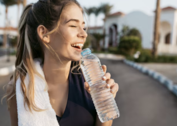 Mais água, menos álcool: GLP-1 pode reduzir o desejo por álcool e proteger o fígado. Foto: FreePik