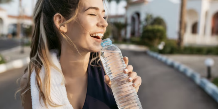 Mais água, menos álcool: GLP-1 pode reduzir o desejo por álcool e proteger o fígado. Foto: FreePik