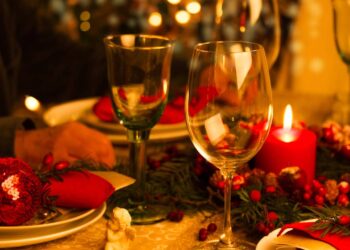 Para receber com estilo no Natal: quanto custa montar uma mesa posta completa para convidados?