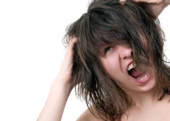 Como prevenir caspa e coceira no couro cabeludo