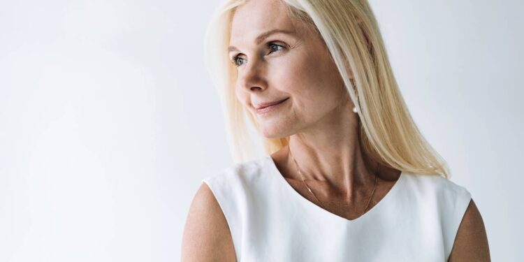 Peças curingas que valorizam mulheres maduras - Créditos: depositphotos.com / IgorVetushko