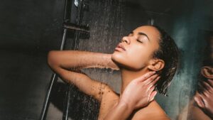 Dicas para lavar o cabelo sem prejudicar a saúde dos fios