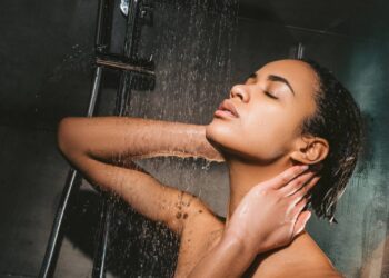 Dicas para lavar o cabelo sem prejudicar a saúde dos fios