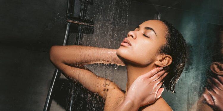 Dicas para lavar o cabelo sem prejudicar a saúde dos fios