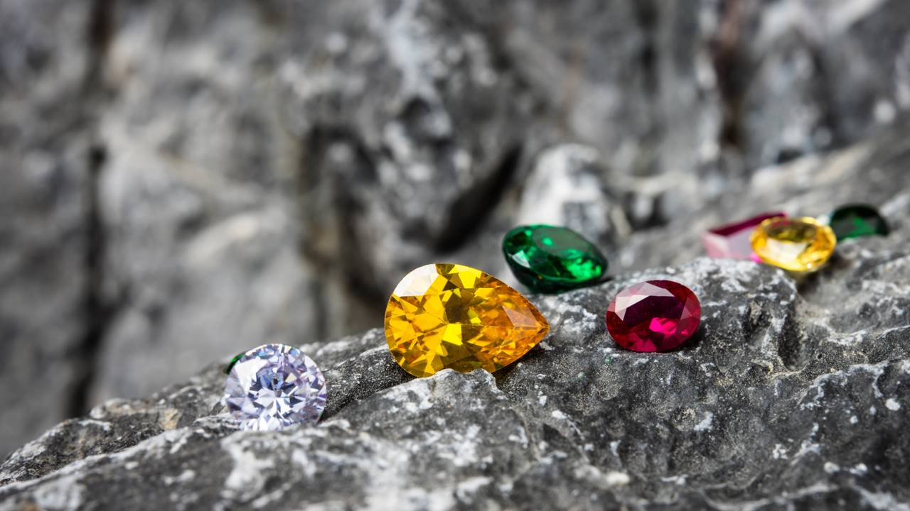 Como avaliar o valor de pedras preciosas antigas sem ser enganado
